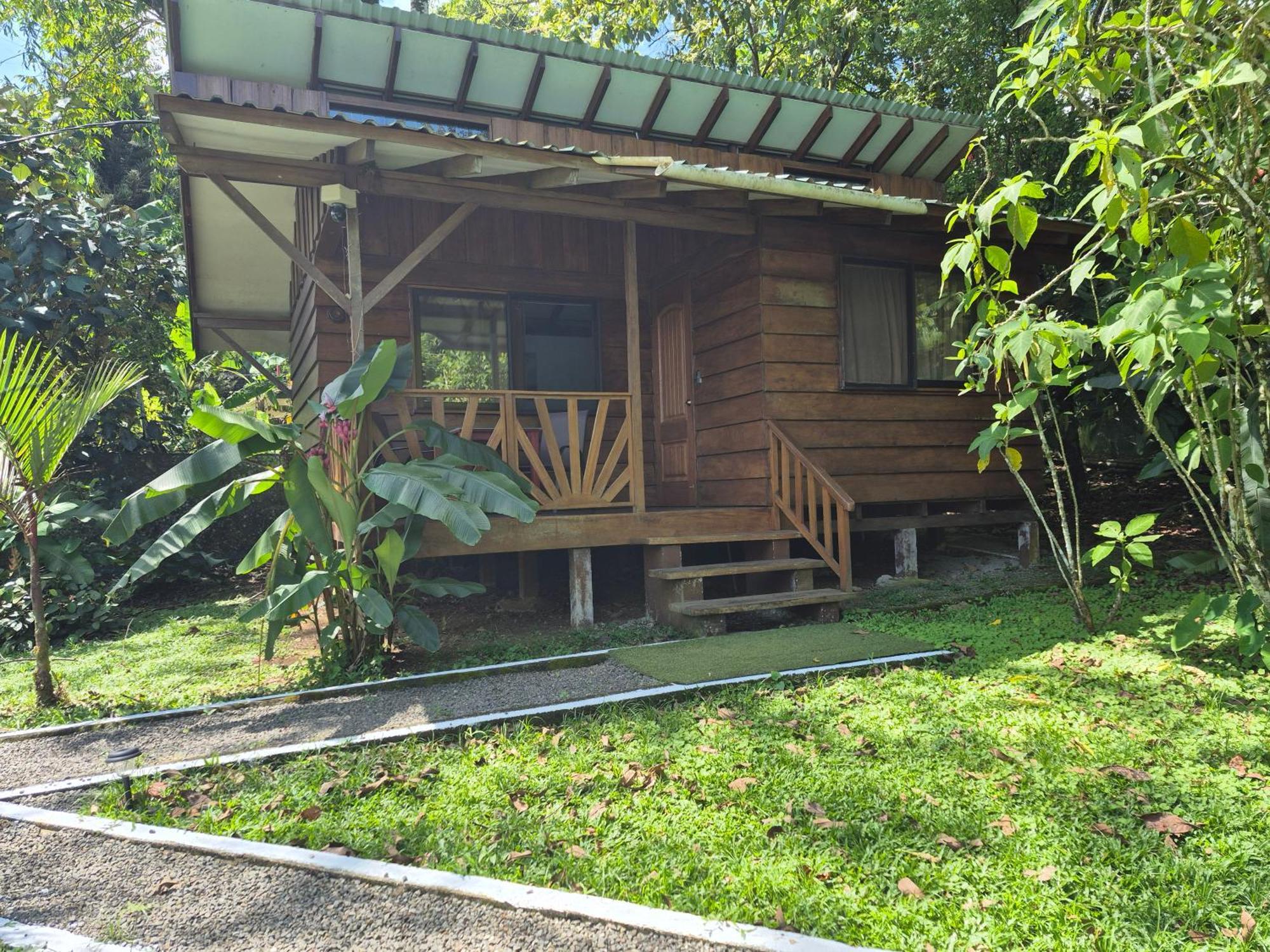 Guápiles Centro Ananda Bed & Breakfast エクステリア 写真