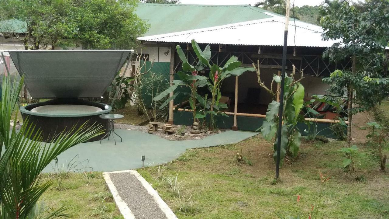 Guápiles Centro Ananda Bed & Breakfast エクステリア 写真